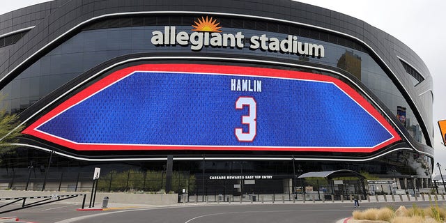 Una pantalla de video en el Allegiant Stadium, hogar de los Raiders de Las Vegas, muestra una muestra de apoyo al jugador de los Buffalo Bills, Damar Hamlin, quien sufrió un paro cardíaco después de hacer una entrada durante el partido de fútbol del lunes por la noche contra los Cincinnati Bengals.