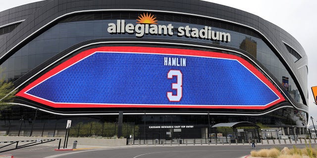 Una pantalla de video en el Allegiant Stadium, hogar de los Raiders de Las Vegas, muestra una muestra de apoyo al jugador de los Buffalo Bills, Damar Hamlin, quien sufrió un paro cardíaco después de hacer una entrada durante el partido de fútbol del lunes por la noche contra los Cincinnati Bengals.