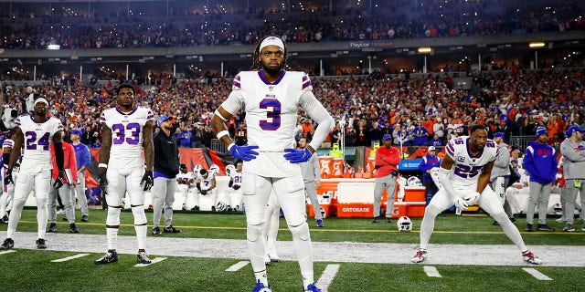 La número 3 de los Buffalo Bills, Damar Hamlin, se encuentra cerca de la línea de banda durante las presentaciones antes de un partido de fútbol americano de la NFL contra los Cincinnati Bengals en el Paycor Stadium el 2 de enero de 2023 en Cincinnati.