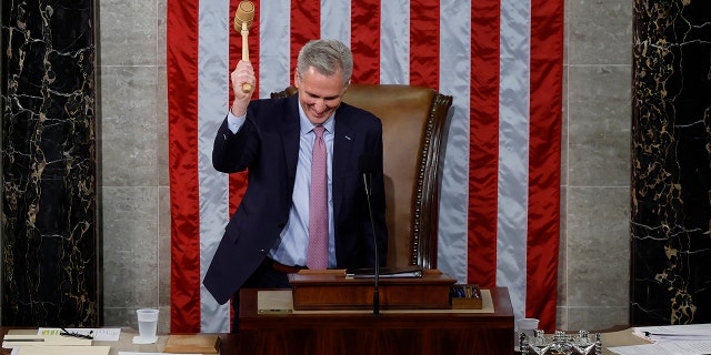 Ketua DPR Kevin McCarthy (R-CA) memukul palu setelah terpilih sebagai Ketua DPR di Gedung Capitol AS pada 07 Januari 2023 di Washington, DC