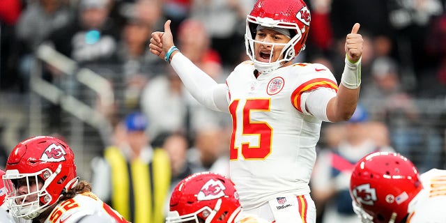 Patrick Mahomes #15 de los Kansas City Chiefs señala la línea de golpeo contra Los Vegas Raiders durante la primera mitad del juego en el Allegiant Stadium el 7 de enero de 2023 en Las Vegas, Nevada. 