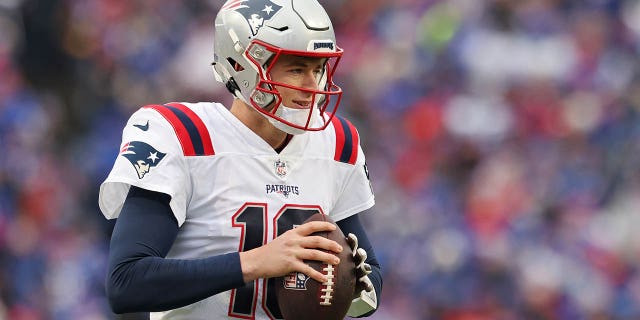 Mac Jones #10 de los New England Patriots se calienta antes de un partido contra los Buffalo Bills en el Highmark Stadium el 8 de enero de 2023 en Orchard Park, Nueva York. 