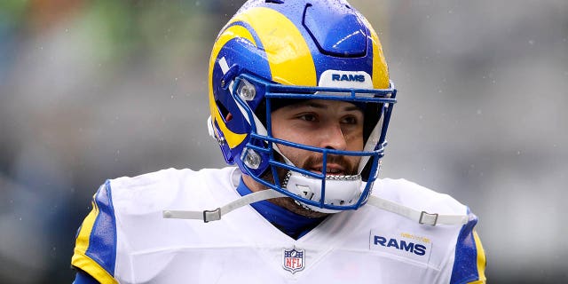 Baker Mayfield #17 de Los Angeles Rams reacciona después de una jugada durante el segundo cuarto contra los Seattle Seahawks en el Lumen Field el 8 de enero de 2023 en Seattle, Washington. 