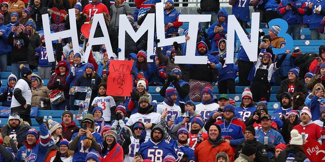 Los fanáticos de los Buffalo Bills sostienen carteles en apoyo de la seguridad de los Buffalo Bills, Damar Hamlin, antes del partido entre los Buffalo Bills y los New England Patriots en el Highmark Stadium el 8 de enero de 2023 en Orchard Park, Nueva York.
