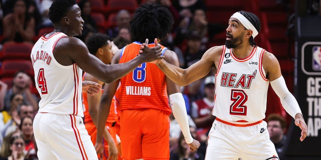 Victor Oladipo y Gabe Vincent del Heat en el campo contra el Oklahoma City Thunder en el FTX Arena el 10 de enero de 2023 en Miami.