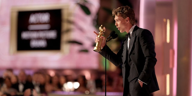 Austin Butler aceita o prêmio de Melhor Ator em Filme - Drama por "elvis" no palco no 80º Prêmio Anual do Globo de Ouro realizado no Beverly Hilton Hotel em 10 de janeiro de 2023 em Beverly Hills, Califórnia. 