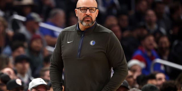 El entrenador en jefe de los Dallas Mavericks, Jason Kidd, observa durante el juego de los Clippers en Crypto.com Arena el 10 de enero de 2023 en Los Ángeles.