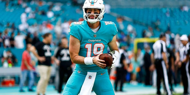 Skylar Thompson de los Dolphins se calienta para el juego de los New York Jets el 8 de enero de 2023 en Miami Gardens, Florida.