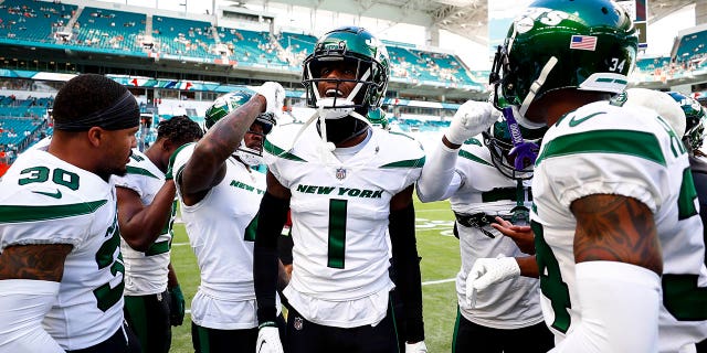 Willow Gardner (1) of the New York Jets yells at a huddle before a game against the Miami Dolphins at Hard Rock Stadium on January 8, 2023 in Miami Gardens, Florida.