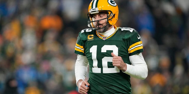 Aaron Rodgers de los Packers se calienta antes del juego de los Detroit Lions en Lambeau Field el 8 de enero de 2023 en Green Bay, Wisconsin.