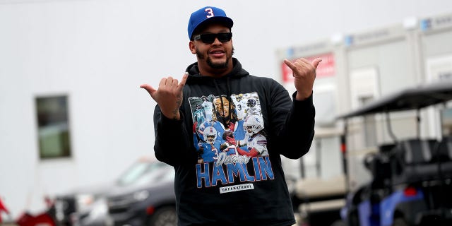 Buffalo Bills #73 Dion Dawkins camina hacia el estadio antes de un partido contra los New England Patriots en el Highmark Stadium el 8 de enero de 2023 en Orchard Park, Nueva York. 