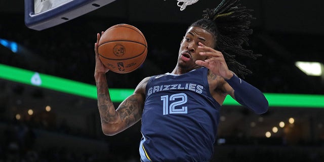 Memphis Grizzlies #12 Ja Morant atrapa un rebote durante la primera mitad contra los San Antonio Spurs en FedExForum el 11 de enero de 2023 en Memphis, Tennessee. 