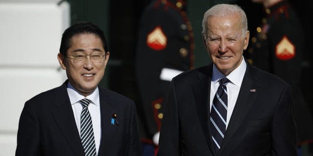 Le président Biden pose pour des photos avec le Premier ministre japonais Kishida Fumio après son arrivée à la Maison Blanche le 13 janvier 2023