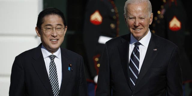 President Biden poses for photographs with Japanese Prime Minister Kishida Fumio after his arrival at the White House on Jan. 13, 2023