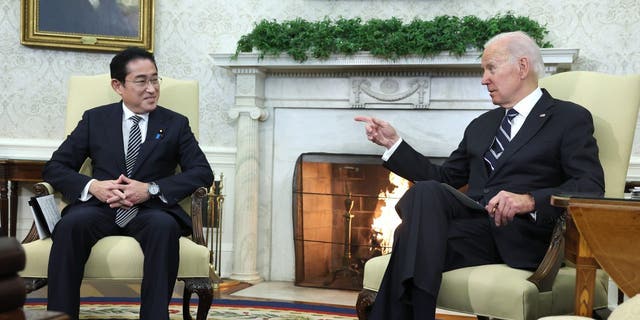 Le président américain Joe Biden (à droite) et le Premier ministre japonais Fumio Kishida se rencontrent dans le bureau ovale de la Maison Blanche le 13 janvier 2023 à Washington, DC.