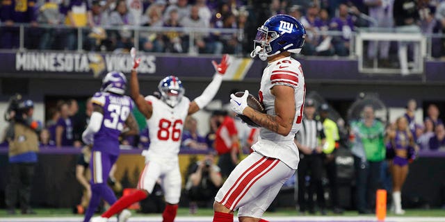 Isaiah Hodgins de los New York Giants atrapa un pase de touchdown contra los Minnesota Vikings el 15 de enero de 2023 en Minneapolis.