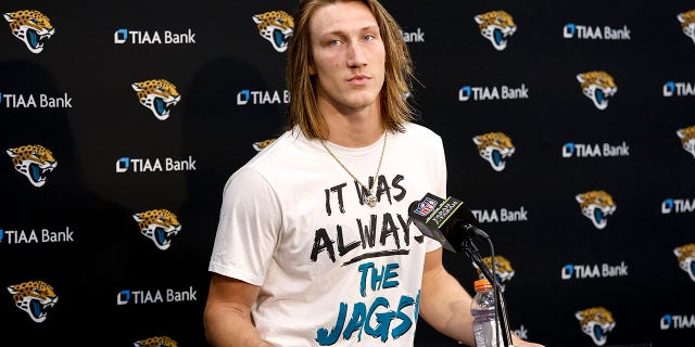 El mariscal de campo de los Jacksonville Jaguars, Trevor Lawrence, habla con los medios de comunicación durante la conferencia de prensa posterior al juego después de ganar un juego de comodines de la AFC contra Los Angeles Chargers en el TIAA Bank Field el 14 de enero de 2023 en Jacksonville, Florida.