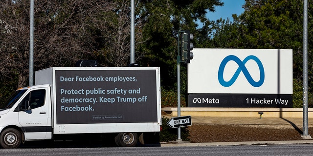 Um outdoor móvel, implantado pela Accountable Tech, é visto do lado de fora da sede da Meta em 17 de janeiro de 2023, em Menlo Park, Califórnia. 