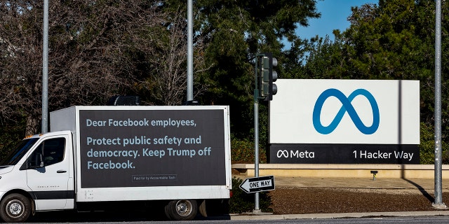 Um outdoor móvel, implantado pela Accountable Tech, é visto do lado de fora da sede da Meta em 17 de janeiro de 2023, em Menlo Park, Califórnia. 