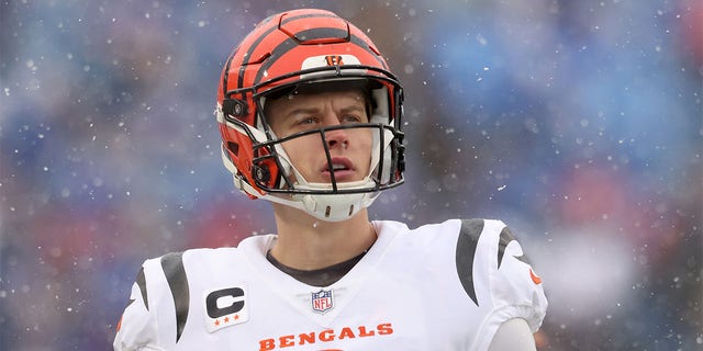 Joe Burrow of the Cincinnati Bengals warms up before the AFC divisional playoff game against the Buffalo Bills on January 22, 2023.