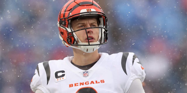 Joe Burrow de los Cincinnati Bengals se calienta antes del partido de playoffs de la división de la AFC contra los Buffalo Bills el 22 de enero de 2023.