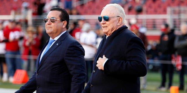 Jerry Jones, eigenaar van Dallas Cowboys, links, kijkt toe voorafgaand aan een wedstrijd tegen de San Francisco 49ers in de NFC Divisional Playoff-wedstrijd in Levi's Stadium op 22 januari 2023 in Santa Clara, Californië.