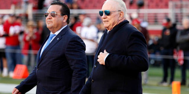 Jerry Jones, eigenaar van Dallas Cowboys, links, kijkt toe voorafgaand aan een wedstrijd tegen de San Francisco 49ers in de NFC Divisional Playoff-wedstrijd in Levi's Stadium op 22 januari 2023 in Santa Clara, Californië.