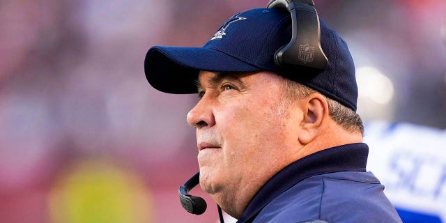 El entrenador en jefe de los Dallas Cowboys, Mike McCarthy, lucha contra los San Francisco 49ers durante la primera mitad del juego de Playoff Divisional de la NFC en el Levi's Stadium el 22 de enero de 2023 en Santa Clara, California.