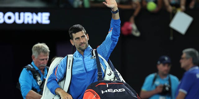 Sırp Novak Djokovic, 23 Ocak 2023'te Melbourne, Avustralya'da Melbourne Park'ta düzenlenen 2023 Avustralya Açık'ın sekizinci gününde Avustralyalı Alex de Minaur'a karşı oynadığı dördüncü tekler maçını kazandıktan sonra seyircileri selamlıyor. 
