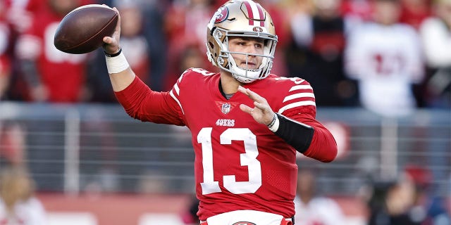 Brock Purdy #13 do San Francisco 49ers passa durante o jogo da National Football League da NFL entre o San Francisco 49ers e o Dallas Cowboys no Levi's Stadium em 22 de janeiro de 2023, em Santa Clara, Califórnia. 