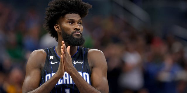 El #1 de Orlando Magic, Jonathan Isaac, observa durante un partido contra los Boston Celtics en el Amway Center el 23 de enero de 2023 en Orlando, Florida. 