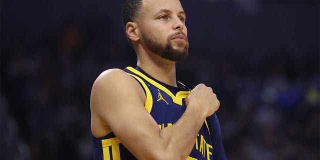 Stephen Curry, n ° 30 des Golden State Warriors, regarde au premier quart-temps contre les Memphis Grizzlies au Chase Center le 25 janvier 2023 à San Francisco, en Californie. 