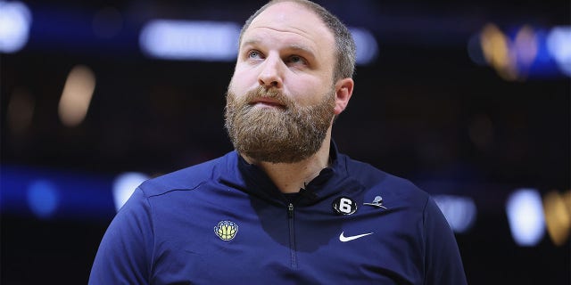 El entrenador en jefe de los Memphis Grizzlies, Taylor Jenkins, observa durante el partido contra los Golden State Warriors en el Chase Center el 25 de enero de 2023 en San Francisco, California.  