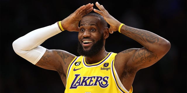 El No. 6 de Los Angeles Lakers, LeBron James, reacciona en la segunda mitad contra los Boston Celtics en el TD Garden el 28 de enero de 2023 en Boston.  Los Celtics vencieron a los Lakers 125-121.  