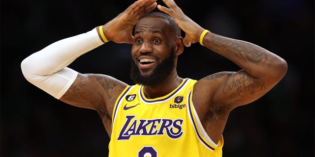 El No. 6 de Los Angeles Lakers, LeBron James, reacciona en la segunda mitad contra los Boston Celtics en el TD Garden el 28 de enero de 2023 en Boston.  Los Celtics vencieron a los Lakers 125-121.  