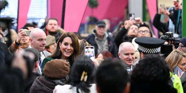 Kate Middleton rodeada por el público durante una visita al mercado de Kirkgate el 31 de enero de 2023 en Leeds, Inglaterra.