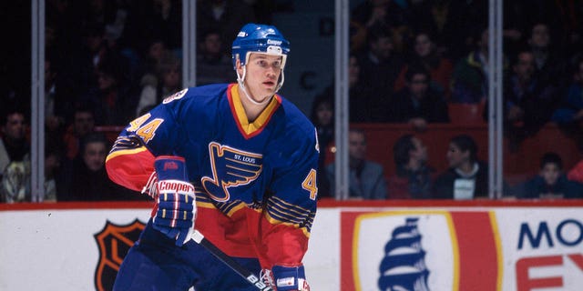 Chris Pronger de St. Louis Blues patina contra los Canadiens alrededor de 1990 en el Foro de Montreal en Quebec.