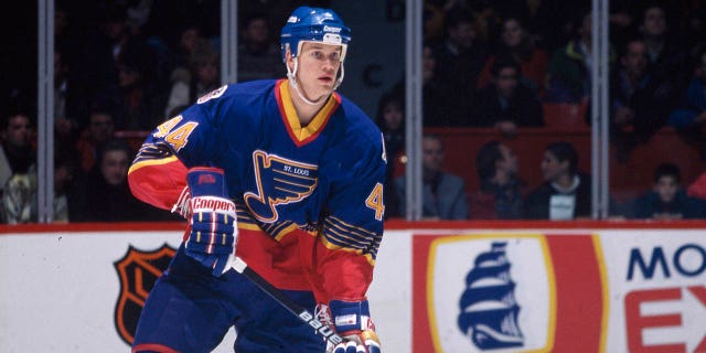 Chris Pronger de St. Louis Blues patina contra los Canadiens alrededor de 1990 en el Foro de Montreal en Quebec.