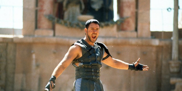 Russell Crowe con una espada en una escena de la película 