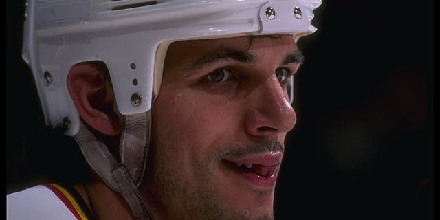 El extremo izquierdo de los Vancouver Canucks, Gino Odjick, mira durante un partido contra los St. Louis Blues en General Motors Place en Vancouver, Columbia Británica.  El juego estaba empatado, 2-2.