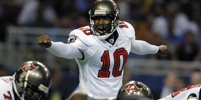 Quarterback Shaun King #10 of the Tampa Bay Buccaneers calls an audible during the NFL preseason game against the St. Louis Rams at the Edward Jones Dome on August 18, 2003 in St. Louis, Missouri. The Rams defeated the Buccaneers 26-16.