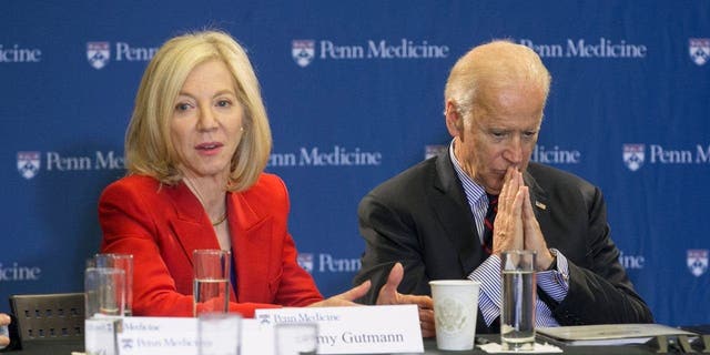 Wakil presiden Joe Biden meluncurkan miliknya "Tembakan Bulan" misi untuk menyembuhkan kanker dengan tur ke Pusat Kanker Abramson Universitas Pennsylvania dan percakapan meja bundar dengan para peneliti di sana pada Jumat, 15 Januari 2016.