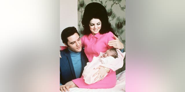 Elvis Presley e sua esposa, Priscilla, se preparam para deixar o hospital com sua nova filha, Lisa Marie, em Memphis, Tennessee, em 5 de fevereiro de 1968.