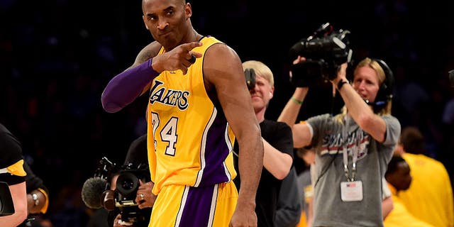 Kobe Bryant # 24 des Lakers de Los Angeles réagit avant d'affronter les Utah Jazz au Staples Center le 13 avril 2016 à Los Angeles, en Californie.