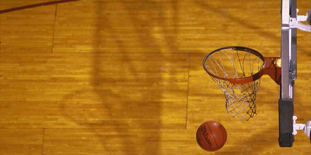 Vista de la pelota de baloncesto debajo de la canasta. 