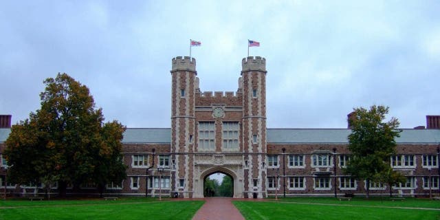 Brookings Hall, salah satu simbol Universitas Washington di St. Louis.