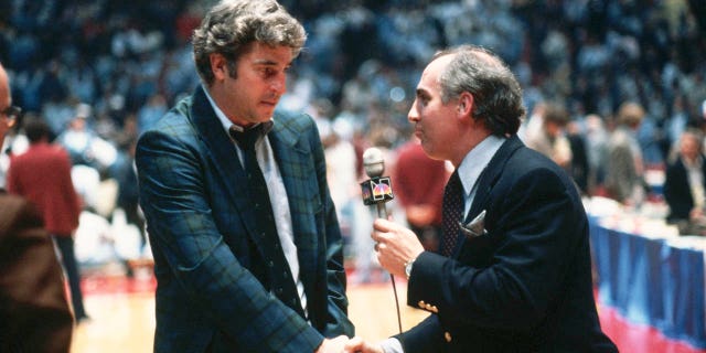 El comentarista deportivo Billy Packer (izquierda) entrevista al entrenador Bobby Knight después de la victoria de Indiana en la Final Four de la NCAA.