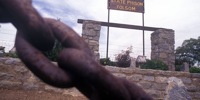 Schëlder ausserhalb vum Folsom Staat Prisong. California State Prison, Sacramento, ass e männlechen eenzege maximal Sécherheetsstaat Prisong an der Stad Folsom. D'Facilitéit gëtt och New Folsom genannt, wat fréier hiren offiziellen Numm war. D'Facilitéit ass nieft dem Folsom State Prisong mat engem Personal vu ronn 1,600 an engem jährlechen Operatiounsbudget vun ongeféier $ 190 Milliounen. Opgemaach an 1880, Folsom ass den zweet-eelste Prisong an der Staat no San Quentin.