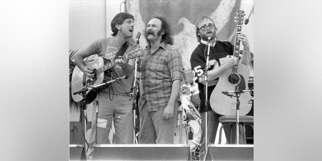 Graham Nash, David Crosby dan Stephen Stills dari grup Crosby, Stills &  Nash tampil pada tahun 1980.