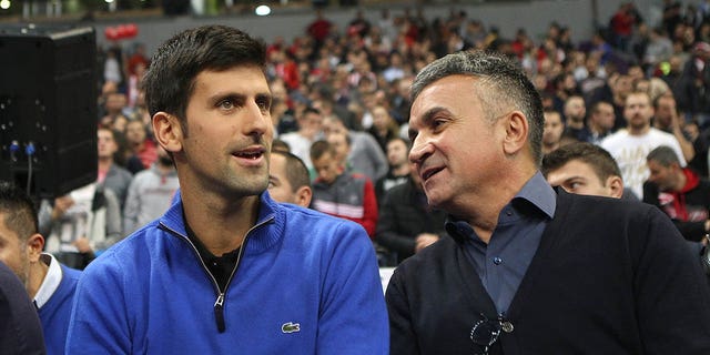 Le joueur de tennis serbe Novak Djokovic, à gauche, assiste au match de la saison régulière 2017/2018 de l'EuroLeague de Turkish Airlines entre Crvena Zvezda mts Belgrade et le CSKA Moscou avec son père Srdjan Djokovic à Kombank Arena le 15 novembre 2017 à Belgrade, en Serbie. 